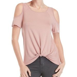 🌻Open shoulder short sleeve top w/ front twist